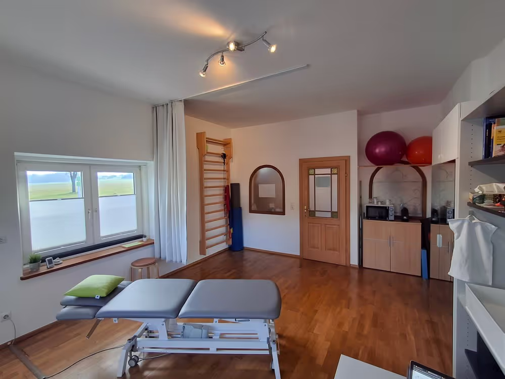 Physiotherapie-Praxis von Ines Kahrer mit Liege und Gymnastikbällen